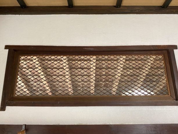 木が組み込まれた<ruby>欄間<rt>らんま</rt></ruby>